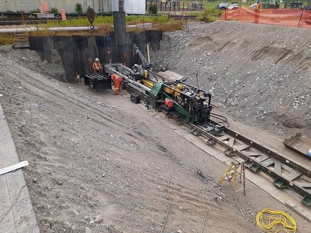 Foreuse guidée sur ses rails dans un puits ouvert